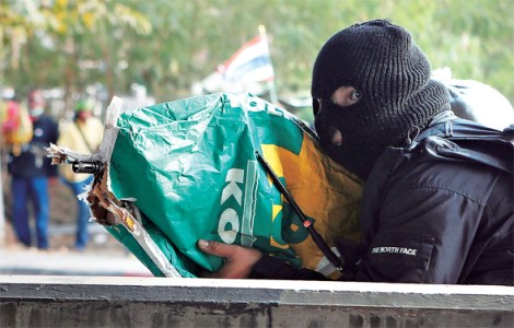 지난 2월 1일 총선 전날 방콕 북부 락시구에서 복면을 쓴 채 레드셔츠를 향해 소총을 겨누는 일명 '팝콘 총잡이'.  