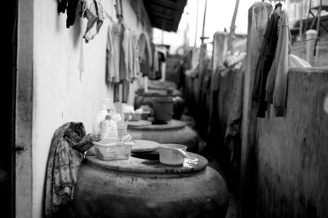 프놈펜 남서쪽 카나디아 공단 부근 월세 25달러짜리 거처 벽면. 화장실이나 세면시설은 따로 없으며 벽을 끼고 늘어선 큰 항아리에 물을 담아 요리, 세면 등을 해결한다. (Photo © Lee Yu Kyung 2013)  