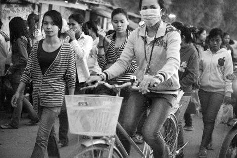 프놈펜 남서쪽에 있는 산업단지 카나디아 공단 서문 쪽으로 두시간 잔업을 마친 봉제공장 노동자들이 쏟아져 나오고 있다. 이들이 잔업으로 받는 수당은 시간당 50센트 (한화 약 550원)이다. (Photo © Lee Yu Kyung 2014)