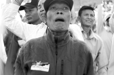 1월 14일 프놈펜지방법원에서 야당인 캄보디아 구국당 (CNRP) 삼랭시 대표와 부대표 캠 소카 그리고 노동운동가 롱 춘 씨등이 법원에 소환조사받는 동안 수천명의 반정부 시위대가 모여 '훈센 퇴진' 구호를 외쳤다. (Photo © Lee Yu Kyung 2014) 