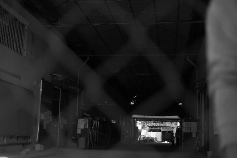 프놈펜 남서쪽 카나디아 공단내 한국 봉제업체인 '인터내셔널패션로얄' 정문앞. 지난 1월 2,3일 노동자들 파업에 대한 폭력진압 이후 이 공장의 노동자 1800명 중 1300명 정도가 떠났다고 소속 노동자는 말한다. (Photo © Lee Yu Kyung 2014)  