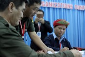 카친독립군 (KIA) 부사령관 군모 소장 (Maj-Gen. Sulmut Gun Maw, 사진 가운데 인물)은  KIA 얼굴 마담 이기도 하지만  뒷 무대  실무도 상당히 지휘하고 있다. 카친 젊은이들 사이에 인기가높다. (Photo © Lee Yu Kyung 2013)