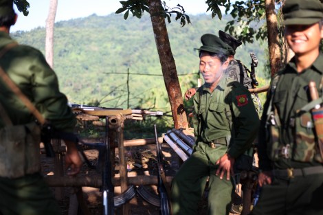 반군 수도 라이자의 방어선인 라와양의 최전선인 마쎙 붐의  카친독립군(KIA)  병사들. 이곳에서 5분도 안되는지점에는  정부군  초소가  있다.  KIA에 따르면  1월 대전투가  수그러든  이래  2월 4일과  11월  8일  두 차례에 걸쳐  정부군 측의  도발이 있었다. (Photo © Lee Yu Kyung 2013)