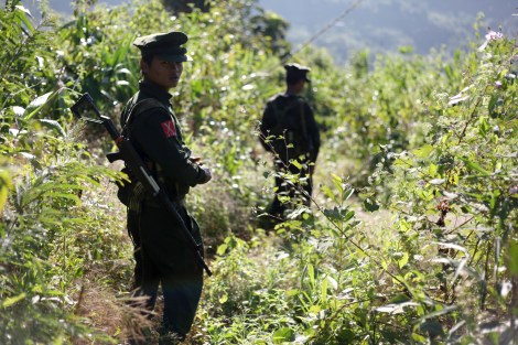 반군 수도 라이자 방어선인  라와양 전선에서 카친독립군 (KIA) 병사들이  이동중이다.  카친 독립군은  1961년 부터  버마 중앙 정부에  자치를  요구하며  무장 투쟁을  벌이고  있다. 1994년 정부와  휴전을  맺었으나  정치협상에 실패한  17년  휴전은  2011년 6월  정부군의  공격개시를  시작으로 종잇조각이 되었다. (Photo © Lee Yu Kyung 2013)
