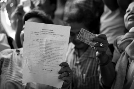 Would-be voters in Din Daeng, Bangkok 'intruded' into the district office to demand polling process to re-open. Dozens of anti-government protesters (or PDRC) mostly its 'guards' have blocked the polling station which then was followed by cancellation of the poll.  (Photo © Lee Yu Kyung 2014) 