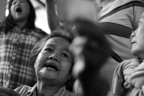 Would-be voters in Din Daeng, Bangkok 'intruded' into the district office to demand polling process to re-open. Dozens of anti-government protesters (or PDRC) mostly its 'guards' have blocked the polling station which then was followed by cancellation of the poll.  (Photo © Lee Yu Kyung 2014) 