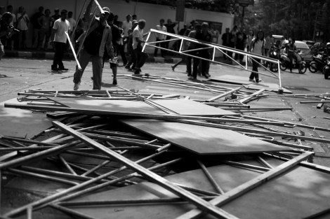 Would-be voters in Din Daeng, Bangkok 'intruded' into the district office to demand polling process to re-open. Dozens of anti-government protesters (or PDRC) mostly its 'guards' have blocked the polling station which then was followed by cancellation of the poll.  (Photo © Lee Yu Kyung 2014) 