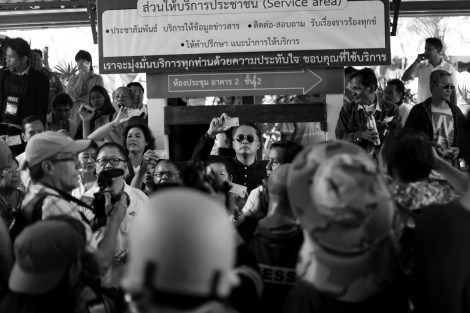 Would-be voters in Din Daeng, Bangkok 'intruded' into the district office to demand polling process to re-open. Dozens of anti-government protesters (or PDRC) mostly its 'guards' have blocked the polling station which then was followed by cancellation of the poll.  (Photo © Lee Yu Kyung 2014) 