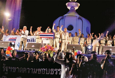 ‘감난’은 한국의 면장에 해당하는 타이의 토호 지방관료를 일컫는다. 지난 1월 방콕 셧다운 직전 수랏타니 등 남부 지방 ‘감난’들이 반정부 시위 무대에 올라 수텝과 시위대에 대한 지지를 표명하고 있다. (Photo © Lee Yu Kyung) 