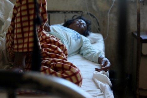 콘자(가명)는 쉴 새 없이 구토와 설사를 했다. 그녀는 인체면역결핍바이러스(HIV) 보균자다. 돈 벌러 중국에 간 뒤 인신매매 브로커로부터 버려져 고향으로 돌아왔다. (Photo © Lee Yu Kyung)