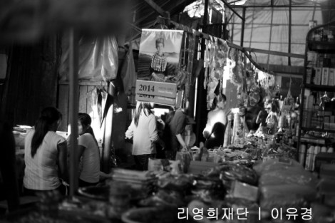 카친 반군 수도 라이자의 시장 모습. 카친 전통복장을 한 여성을 모델로 한 달력이 눈에 띈다. (Photo © Lee Yu Kyung)