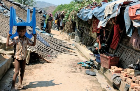 방글라데시 미등록 로힝야 난민캠프. 당국의 비협조로 한 비정부기구(NGO)만이 제한적으로 구호활동을 펴고 있으며, 식량 구호는 전혀 없다. 대부분의 주거지는 대나무와 짚을 엉성하게 엮은 수준으로 매우 촘촘히 붙어 있고 그중 몇몇은 ‘주저앉은’ 모양새다. 그동안 기자가 접해본 수많은 난민캠프 중 가장 열악한 환경이라 해도 과언이 아니다. (Photo © Lee Yu Kyung)