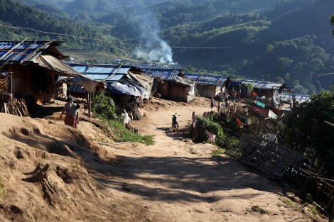 Nkhong Pa camp at the Kachin-China border. Since the war broke out in Kachin state in 2011, more than 100,000 people have been displaced. Of them some 75,000 have been sheltered in the rebel territory, where international aid has hardly been reached. IDPs and Refugee Relief Committee (or IRRC), the aid wing of Kachin Independent Organization (or KIO) and Kachin NGOs played a significant role. (Photo © Lee Yu Kyung)