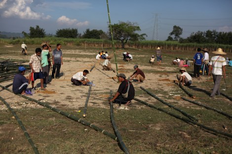 IDPs in Latgayang camp are building temporary shelters for then fleeing IDPs from Nam Lim Pa, which was infiltrated by government troops followed by battle between KIA and government troops late November in 2013. (Photo © Lee Yu Kyung)