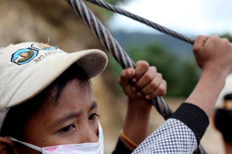 An IDP child firmly holds rope which are attached to the truck for safety purpose as the truck doesn’t have enclosing walls. (Photo © Lee Yu Kyung)