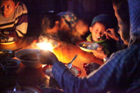 Kachin IDPs from Nam Lim Pa were warmly received by villagers and NGOs, who have been preparing IDPs’ shelter and provided them with food. (Photo © Lee Yu Kyung)