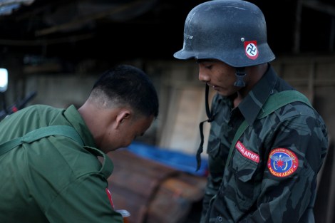 카친주 반군 수도 라이자의 아라칸군(AA) 대원들. 이들이 나치 심벌인 스와스티카가 박힌 군모를 쓴 건 우연만은 아닌 듯하다. 반로힝야 인종주의와 극우민족주의는 이들의 무장투쟁의 ‘이론적’ 토대가 되고 있다 (Photo © Lee Yu Kyung)