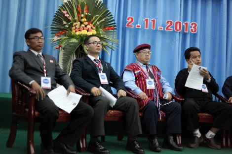 지난해 말 카친주 반군 수도 라이자에서 열린 전소수민족무장단체 회의에서 아라칸해방당(ALP) 카잉 투카 사무총장(맨 왼쪽)과 아라칸군 최고 사령관 트완므왓나잉 준장이 나란히 앉아 있다. 라카잉 무장단체 중에서 반로힝야 인종주의 성향이 가장 강한 이 두 조직은 현재 통합 협상을 진행 중이다 (Photo © Lee Yu Kyung)