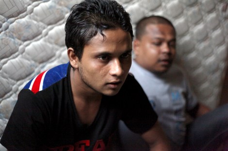 로힝야 보트난민 무하마드 살림(20)은 2012년 9월 아라칸주 시트웨에서 출발했다. 살림은 나사카, 경찰, 룬틴 등 보안군들이 로힝야들의 밀항선 마련을 적극 도왔다고 말한다. 방글라데시 영토인 생마린섬을 거치지 않고 말레이시아로 직행하려던 살림의 배는 타이 국기가 펄럭이는 배의 안내로 타이 해안가로 들어왔다. 살림의 사례는 타이 당국이 로힝야 난민을 ‘본국 추방’인 양 가장해 또 다른 타이 인신매매단에 팔았음을 보여준다 (Photo © Lee Yu Kyung)