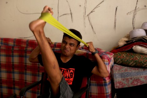 로힝야 보트난민 무하마드 라피크(18)가 고무줄 등을 이용해 자가 재활 치료를 하고 있다. 라피크는 자신이 탄 배가 타이 해안에 가까워질 무렵 단속 경찰과 브로커 간에 총격전이 있었다고 말했다. 2012년 12월 이후 로힝야에 대한 집단괴롭힘이 급증했다고 말한다 (Photo© Lee Yu Kyung)