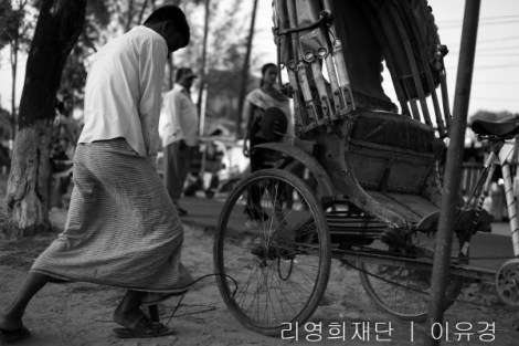 방글라데시 동남부 콕스 바자르(Cox’s Bazar) 타운에서 한 릭샤 운전자가 바퀴에 바람을 넣고 있다. 이 일대 릭샤 운전자들 대부분은 로힝야 난민들이다. 당국의 단속이 있을 때마다 릭샤 운전자들이 첫 대상이 되는 이유이기도 하다. (Photo © Lee Yu Kyung 2014)
