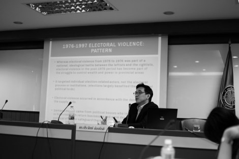 Ajarn Prachak Kongkirati at the seminar in commemoration of the October 6 massacre. I think he's among the few brave given the 'shut-up-your-mouth' order from Big Bro & Co.  '혹 뚤라' 탐마삿학살 38주년 기념 세미나. (Photo © Lee Yu Kyung 2014)