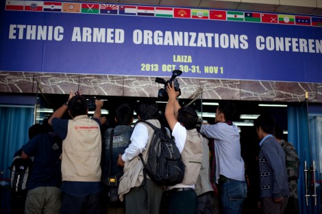 버마 기자들이 카친 반군 수도인 라이자에서 소수민족무장단체들의 컨퍼런스를 취재하는 모습. 이들은 반군 영토인 라이자에 이르기위해 최소 2박 3일 이동했다. 개혁기 버마의 상징적 그림 중 하나는 바로 현지 기자들의 취재 열기와 언론자유의 ‘개통’이다. 그 자유가 최근 급격히 위협받고 있다. (Photo © Lee Yu Kyung 2013)