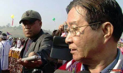 군부대 구금 중 살해된 기자 아웅나잉(왼쪽)이 취재하는 모습. 휴전협상 정부팀 대표인 아웅민 장관을 인터뷰하고 있다. 군은 그가 카렌반군 중 하나인 민주카렌불교도군(DKBA) 소속이라고 주장한다. (아웅나잉 페이스북 비디오 화면 갈무리/Video capture)