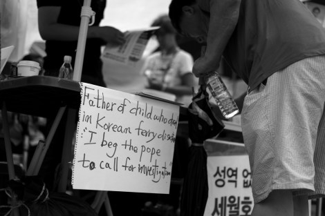 Victims family in desperation appealed Pop Francis, who was going to visit the country in days. (© Lee Yu Kyung 2014)