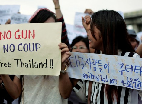 5월 22일 쿠테타 직후 한주 남짓 불이 붙던 반 쿠테타 시위는 그러나 군정의 계속된 소환과 탄압, 야권의 무기력과, 활동가 그룹의 줄줄이 망명이 이어지면서 내부 동력을 상실한 상태다. 다만, 반년의 기점을 돌면서 학생들 중심의 반 쿠테타 캠페인이 고개를 드는 중이다. (© Lee Yu Kyung)