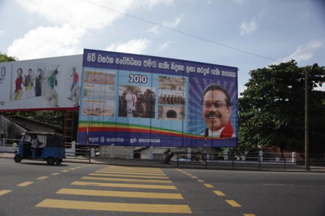2010년 조기대선에서 마힌다 라자팍사 대통령은 전년도에 종식된 전쟁의 영웅이미지를 적극 활용하여 재선에 성공했다. 그는 임기를2년 남겨두고 3선을 노리며 치른 이번 조기 대선에서도 전쟁과 안티테러리즘 캠페인으로 호소했다. 그러나 강도높은 부패와 가문독재 정치에 지친 측근들마저 등을 돌리면서 성공하지 못했다. (© Lee Yu Kyung 2010)