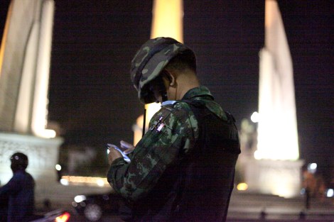 A soldier at the supposed-to-to protest site was checking SNS minute by minute (© Lee Yu Kyung 2014) 