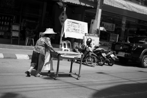 Woman, Hua Hin, Thailand (© Lee Yu Kyung 2014) 