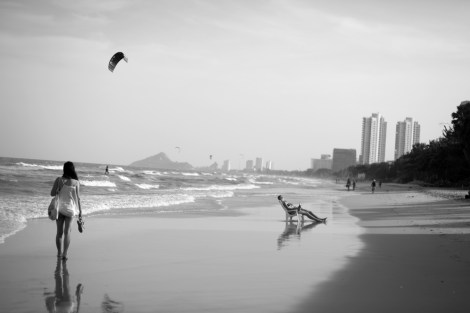 Woman, Beach, Hua Hin, Thailand (© Lee Yu Kyung 2014)