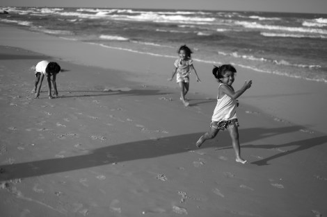Children, Sand wave, Hua Hin, Thailand (© Lee Yu Kyung 2014)   