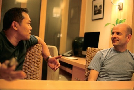 사이몬(오른쪽)과 노이는 영국-타이 게이 커플이다. 두 사람은 2년 전 베트남 주재 영국대사관에서 ‘시민연대’ 절차를 밟아 공식 커플이 됐다. 그러나 영국법으로만 보호받을 뿐 이들이 살고 있는 타이에서는 아무런 보호 장치가 없다. (© Lee Yu Kyung 2015) 