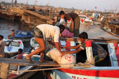 방글라데시 콕스 바자르의 한 선착장에서 젊은이들이 일하고 있다. 로힝야 난민이 많이 사는 이 지역의 저임금 시장은 로힝야 난민의 불법노동으로 대거 채워진다. (© Lee Yu Kyung)
