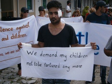 나우루 난민감호소 난민들이 시위를 벌이고 있다. 난민들은 오스트레일리아 정부의 정책이 발표될 때마다 시위를 벌여왔다. (Photo Courtesy : Nauru Refugee)