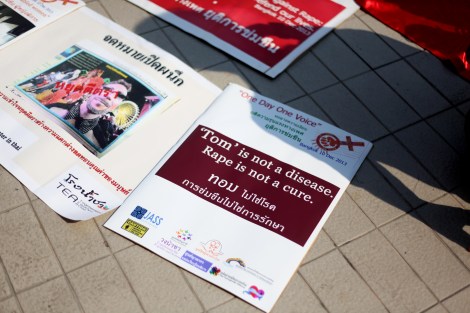사내처럼 차려입은 ‘톰’ (Tomboy 의 준말)은 타이의 독특한 성 소수자들이다. 3월 8일 여성의 날 행사장에 등장한 유인물은 톰의 성적 지향을 질병으로 보거나 이들을 강간하여 치료하겠다는 세력에 대해 일침을 가하고 있다. 톰에 대한 강간과 살해 사건이 묻히고 있다고 성 소수자 운동가들은 지적한다. (© Lee Yu Kyung 2015)