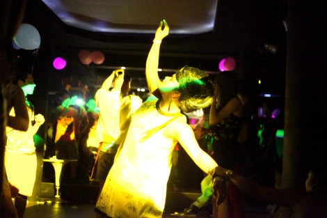 최근 방콕에서 개최된 성소수자 관련 국제행사 뒷풀이는 편견과 굴레에서 벗어난 이들의 자기표현  장이었다. 상대적으로 관용적인 타이에서부터 게이라는 이유로 사형당할 수 있는 아프간 출신, 그리고 남성과 여성의 신체를 모두 갖고 태어난 인터섹스까지. 보편적 인류가 경계해온 이들에게 경계란 없었다. (© Lee Yu Kyung 2015)