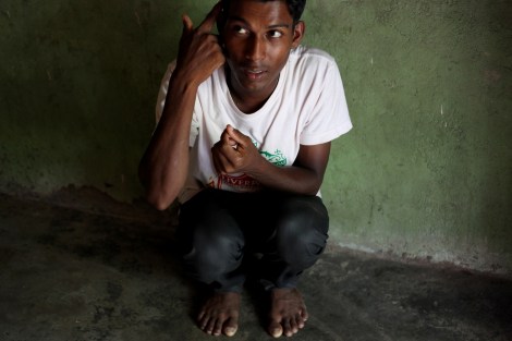 보트피플로 말레이시아에 도착한 로힝야 난민이 밀항 기간 경험한 브로커들의 잔혹상을 몸동작으로 설명하고 있다. 타이-말레이시아-방글라데시-로힝야 등 다국적으로 구성된 브로커 네트워크는 로힝야 난민들이 가길 원하는 말레이시아 직항하지 않고 타이 ‘정글캠프’로 우선 데려왔다. 이 트랜짓 캠프에서 각종 잔혹한 만행을 저지르며 밀항을 조건으로 약 2천 달러에 달하는 몸값을 받는 거대한 밀항/인간매매 비즈니스를 운영해왔다. (© Lee Yu Kyung)