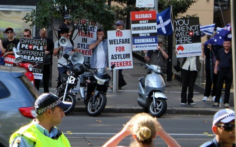 지난 4월 19일, 호주 시드니 도심에서 수천명의 “난민 환영” 시위가 벌어지자 20명 가량의 극우 단체회원들이 맞불 시위를 벌이고 있다. 다른 서방 국가들과 마찬가지로 호주에서 난민 이슈는 ‘인종주의’와 ‘극우 담론’이 늘 맞물려왔다. (© Peter Boyle) 