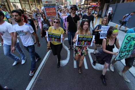 시드니 시민들이 보트난민 정박 허용과 나우루, 마누스 난민 감호소 폐쇄를 요구하며 시위를 벌이고 있다. (© Peter Boyle)   