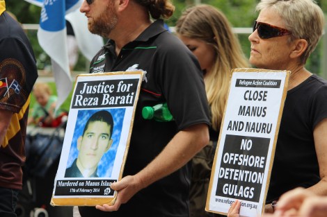 2014년 파푸아 뉴기니 마누스 섬에 있는 난민 감호소 폭력 사태 당시 사망한 이란 난민 레자 바라티 추모시위. 레자 바라티가 2013년 7월 보트로 크리스마스 섬에 도착한 건 호주 내 재정착 전면 불가를  선언한 ‘PNG (파푸나뉴기니) 솔루션’ 공표된 지 5일 후였다. 그가 배에 오를 당시  호주 재정착을 꿈꾸었을 거라는 건 쉽게 추측해 볼 수 있다. (© Peter Boyle) 