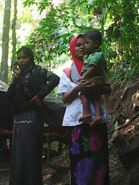 타이-말레이시아 국경 근처의 한 ‘정글캠프’ 내 로힝야 여성들과 아이. 지난 2년6개월 동안 로힝야 보트피플 대열에는 여성과 아이들도 꾸준히 증가해왔다. ([Photo courtesy : Bo Min Aung)