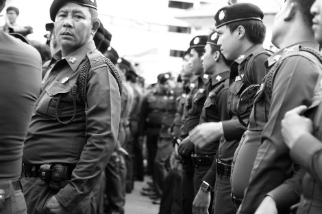 Police lined up at the entrance of Pathumwan Police Station as students activists and demonstrators were trying to near the entrance on June 24. Students activists have filed charge against police for violent breaking up their peaceful protest on May 22 to mark one year anniversary of the latest coup. (© Lee Yu Kyung)