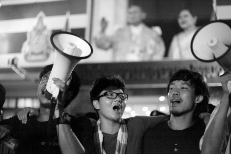 Students of Dao Din group were singing a song loudly at Pathumwan police station in Bangkok on June 24. (© Lee Yu Kyung 2015)
