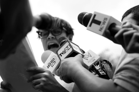 Rongsiman Rome, one of 14 student activists of Neo Democracy Movement reads the group's statement on June 24, 2015 in Bangkok. They vow not to flee but fight for country's democracy. All of 14 activists were arrested 2 days later (© Lee Yu Kyung)