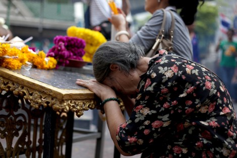An old lady was praying at Erawan Shrine in Bangkok, where deadly bomb blast took place on August 17. (© Lee Yu Kyung) 