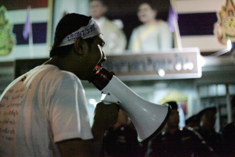 지난 6월24일 ‘네오민주주의운동’ 학생들은 방콕 파툼완 경찰서 앞에서 “침묵하지 않겠다”고 외치며 밤늦게까지 시위를 벌였다. 소환 대상이던 14명의 학생들은 언론에 의해 연행 장면이 생생히 보도되는 상황까지 염두에 두었지만 경찰은 카메라를 의식해 학생들을 연행하지 않았다. (© Lee Yu Kyung 2015)